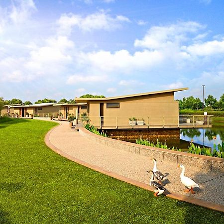 Life At Repose- Lake Villas Resort & Club Chor Warodra Екстериор снимка