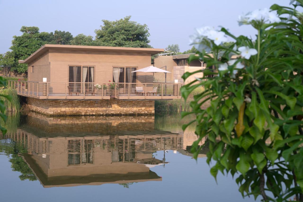 Life At Repose- Lake Villas Resort & Club Chor Warodra Екстериор снимка